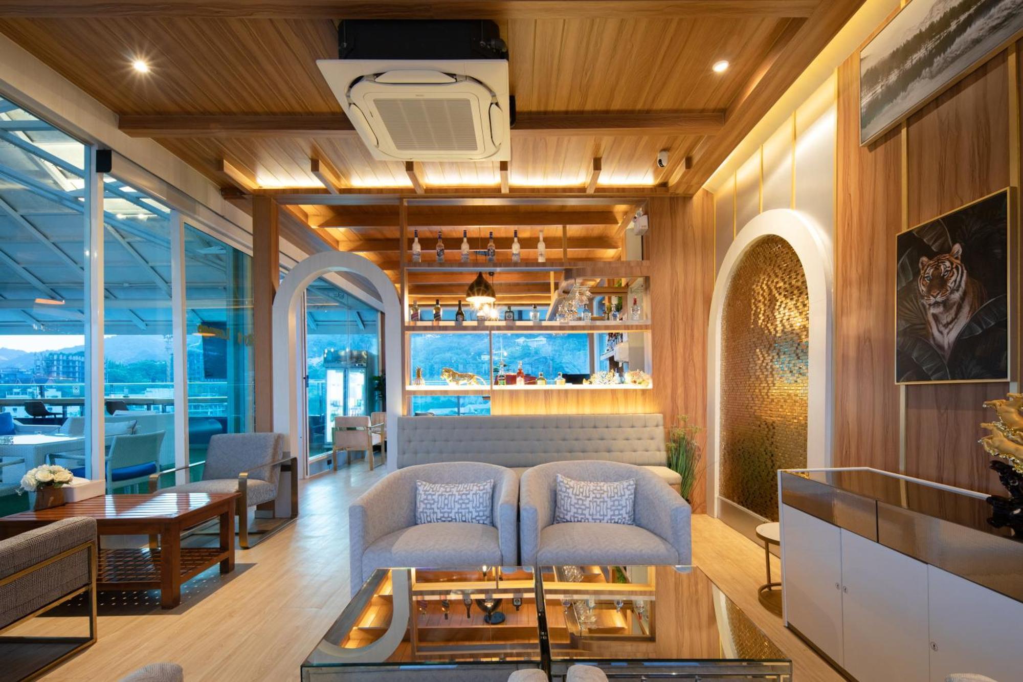 Sira Grande Hotel & Spa Patong Экстерьер фото